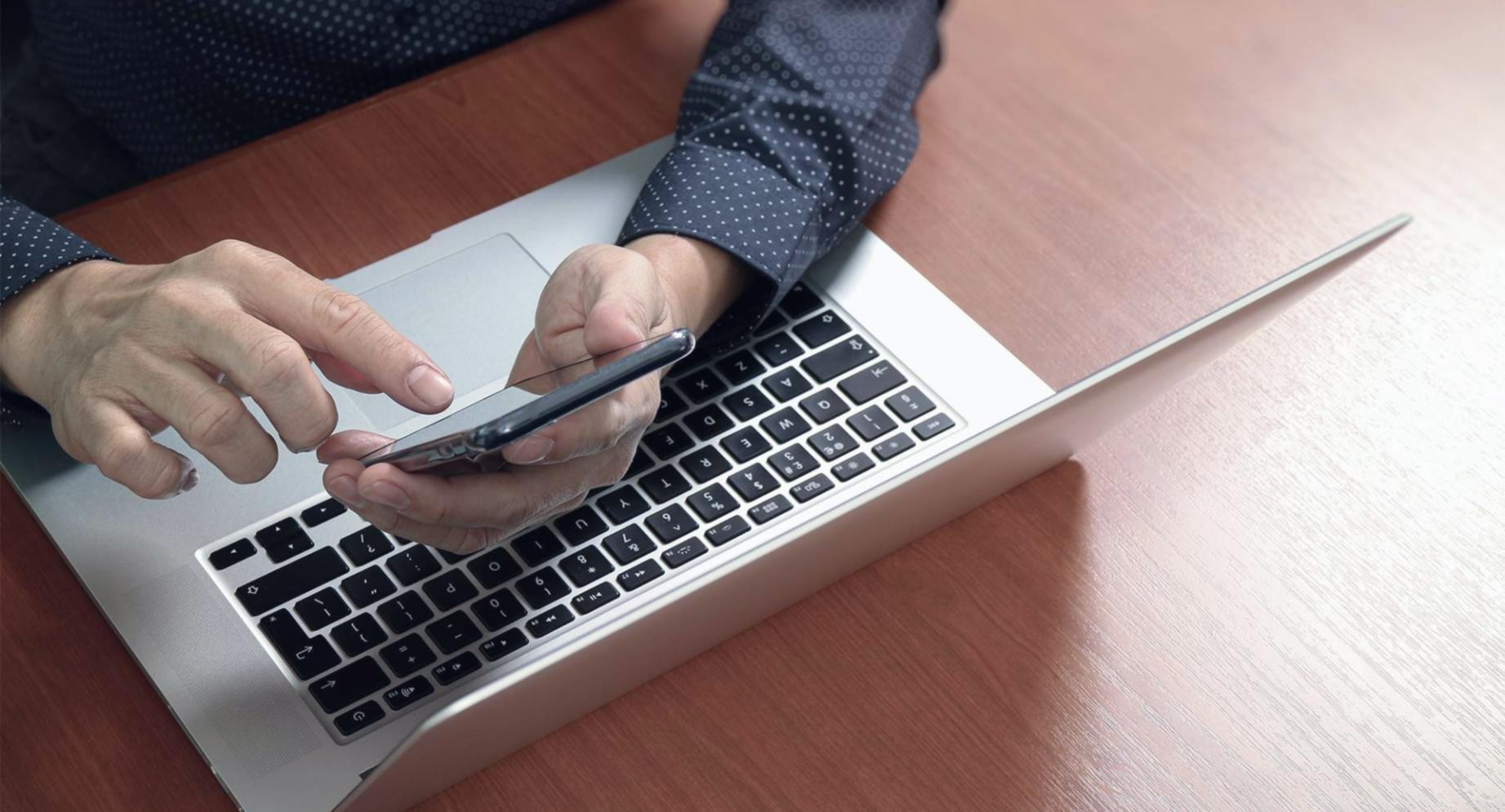 Estudiante analizando métricas de optimización on-page